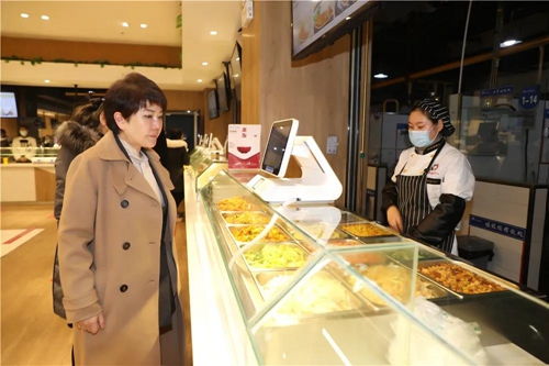 西安翻譯學(xué)院董事長(zhǎng)丁晶深入一線檢查校園飲食保障工作，強(qiáng)調(diào)高標(biāo)準(zhǔn)餐飲管理服務(wù)師生